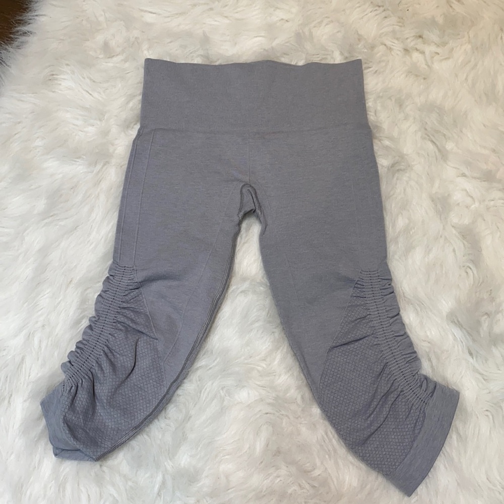 Lululemon Light Grey Crop Leggings - Size 2